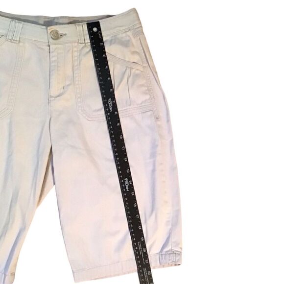Jones & Co Women’s Bermuda Beige Flat Front Shorts Size 6 - Picture 2 of 7